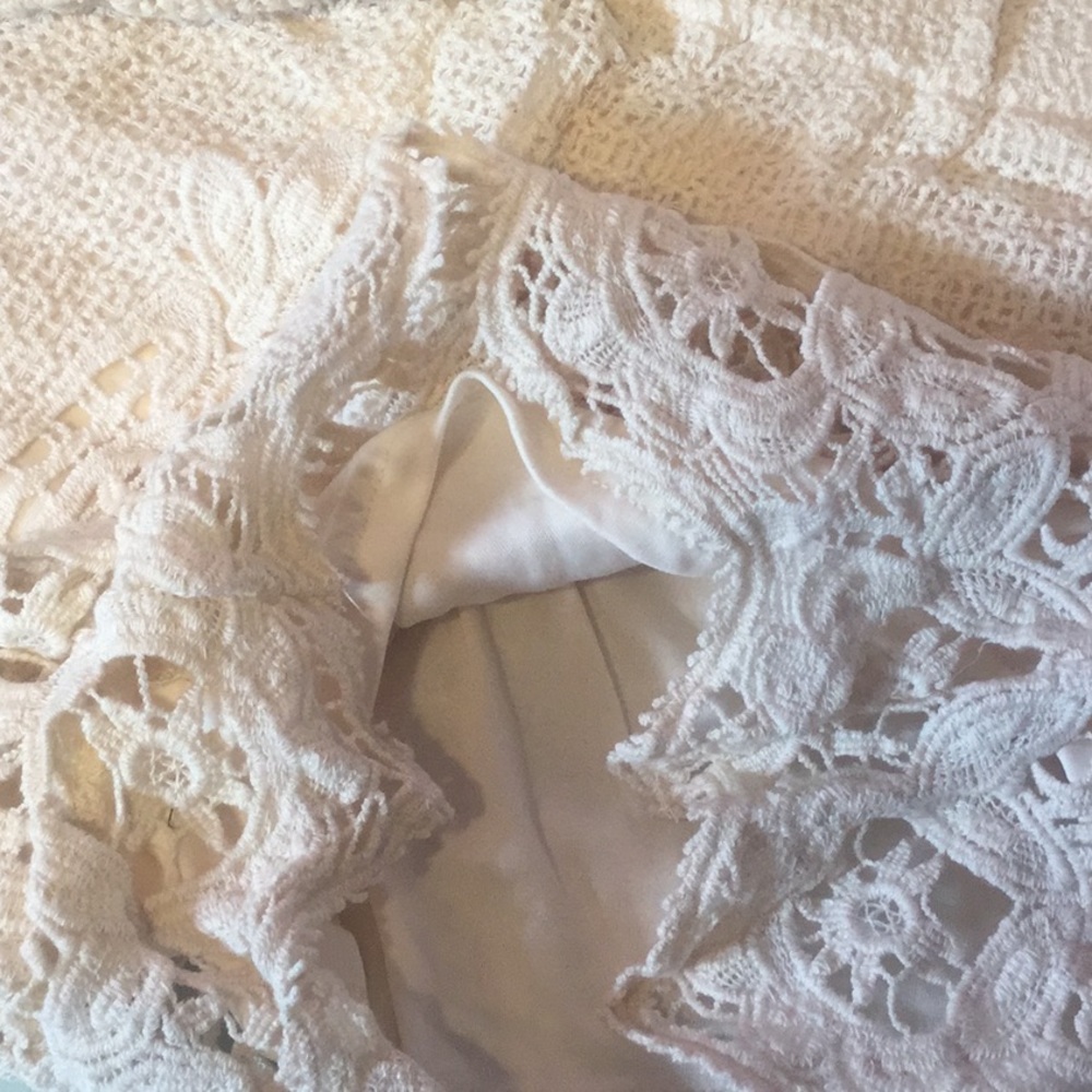❌DONATED❌Cream Beige Crochet Stretch Waistband Lined Shorts - Picture 6 of 9